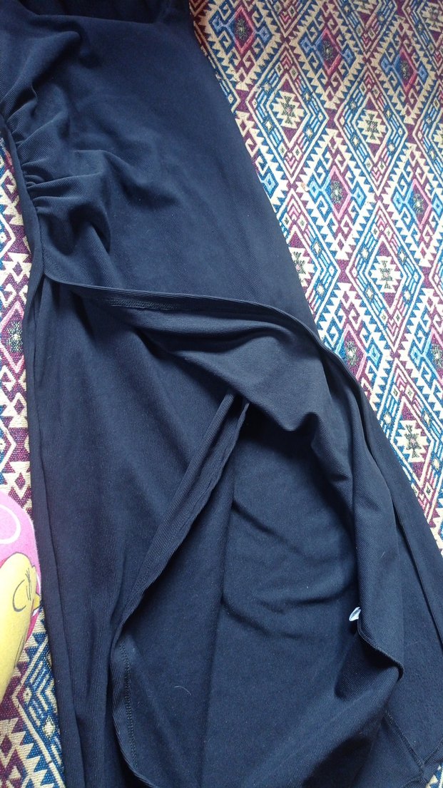 Siyah kenardan büzgülü detaylı kalem elbise - Görsel 4