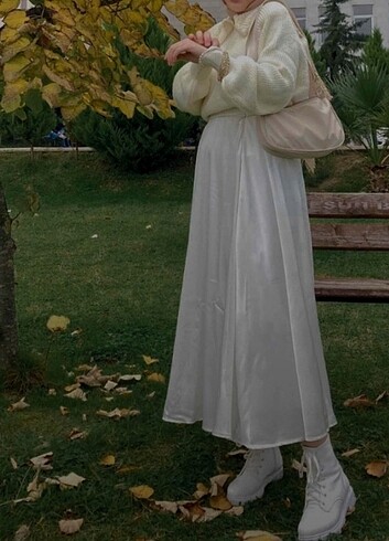 Beyaz saten etek 