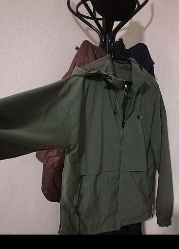 m Beden Pull bear haki yeşili yağmurluk ceket 