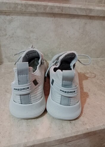 Yeni spor ayakkabı