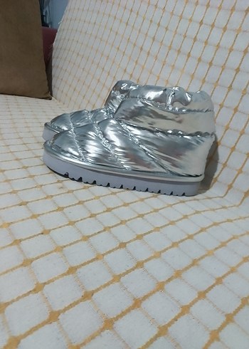 Gri Metalik Dolgu Topuk Kadın Bot