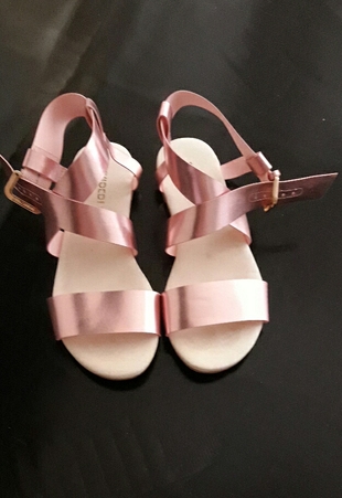 H&M 35 numara metalik pembe bantlı sandalet.Kalıbı biraz buyuk o