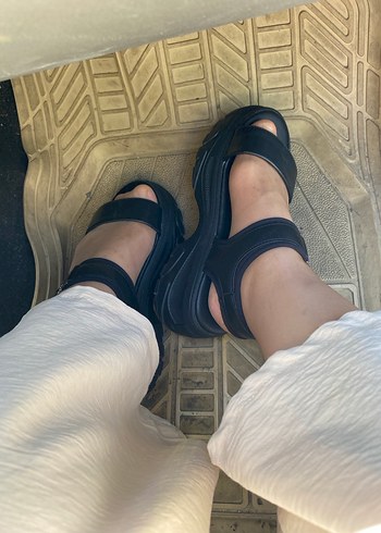 Zara Siyah Tokalı Kadın Dolgu Topuklu Sandalet