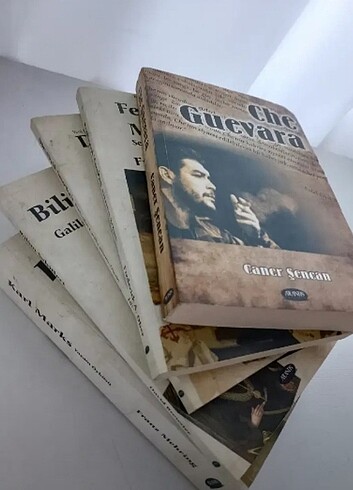 Karl Marx ve çeşitli kitaplar