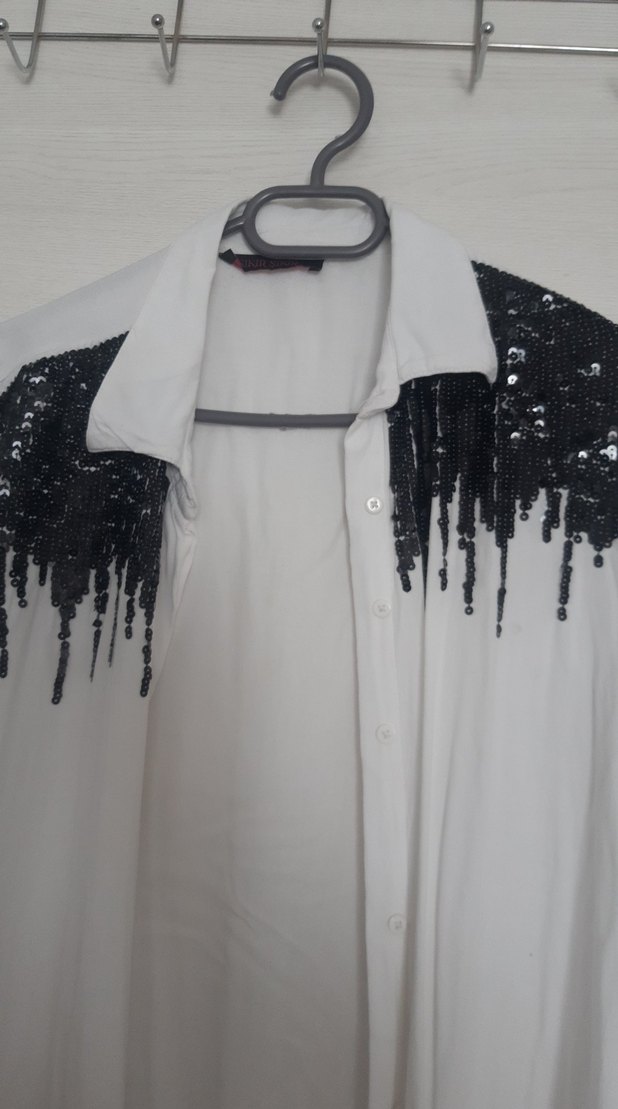 Siyah İşlemeli Uzun Kollu Beyaz Gömlek - Görsel 2