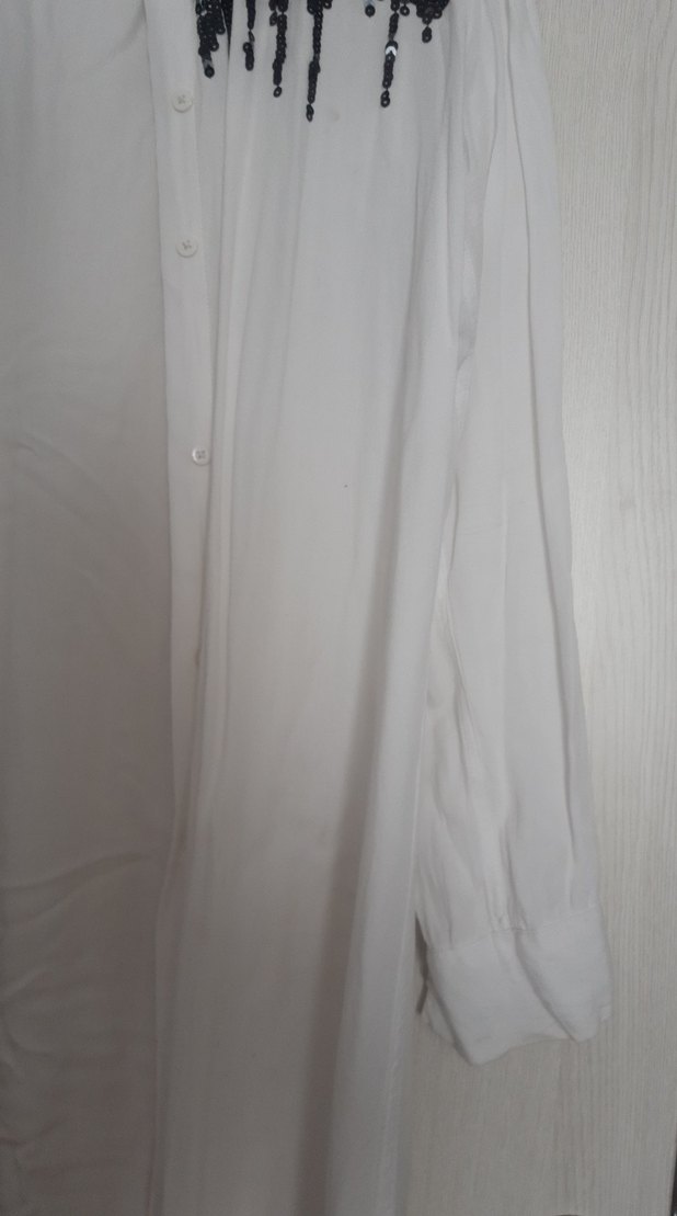 Siyah İşlemeli Uzun Kollu Beyaz Gömlek - Görsel 3