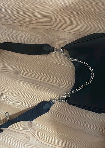 Zara Zincir Detaylı Siyah Deri Yılan Desenli Çanta