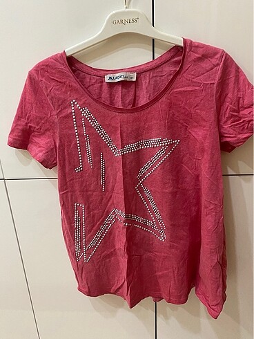 Pembe tişört