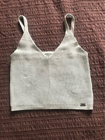 Pull and Bear v yakalı askılı crop