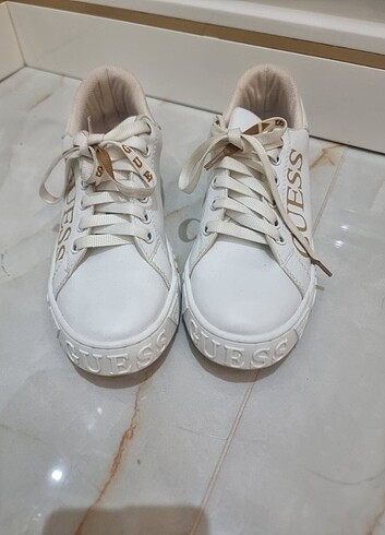 Guess Yeni bir 2 kez giyildi