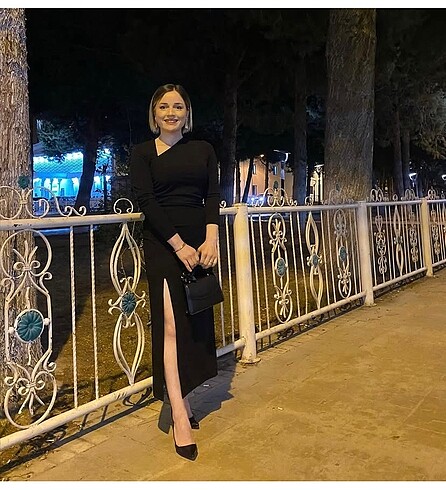 Yırtmaçlı yaka detayli elbise