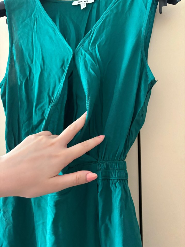 Koton V Yaka Kolsuz Midi Viskon Elbise - Görsel 3