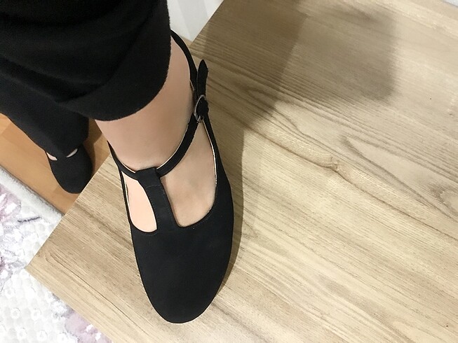 38 Beden Siyah Bantlı Topuklu Ayakkabı