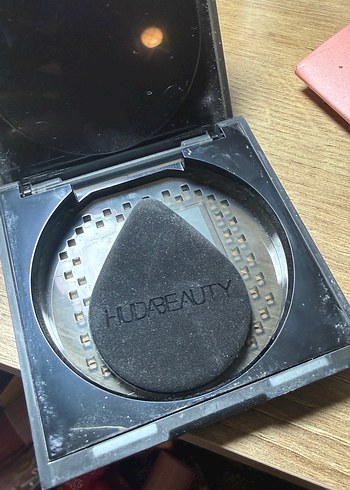 Huda Beauty Easy Bake Pudra - cherry blossom - Görsel 3