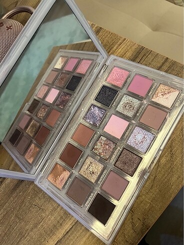 Huda beauty rose quartz