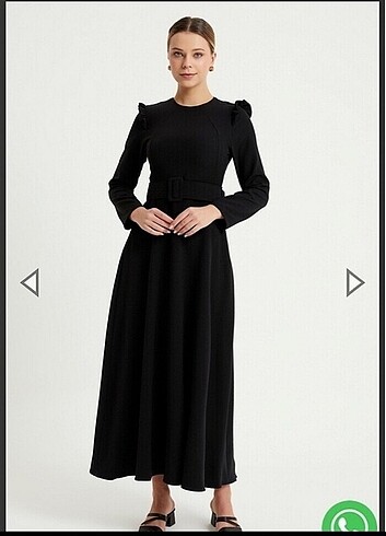 Siyah kolları büzgülü elbise