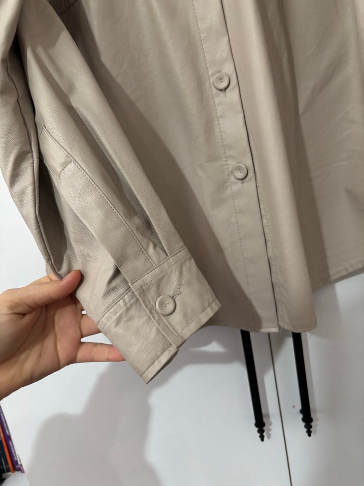 Düğmeli Bej Deri Kadın Gömlek - Görsel 4