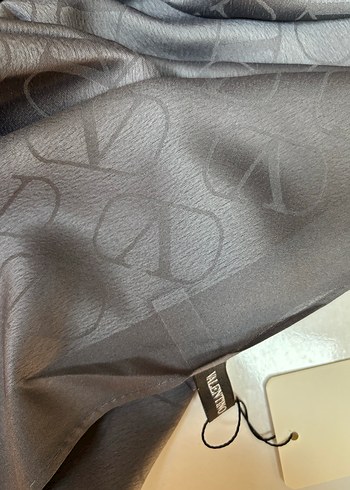 Valentino Gri Saten Şal - Görsel 3