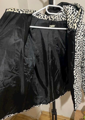 Kadın Beyaz Zebra Desenli Kapüşonlu Mont - Görsel 3