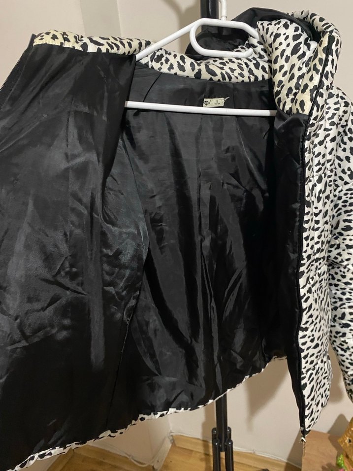 Kadın Beyaz Zebra Desenli Kapüşonlu Mont - Görsel 3