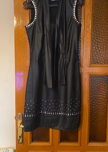 Siyah Parlak Nakışlı taşlı Kolsuz Uzun Elbise
ADİL IŞIK TAN - Görsel 2