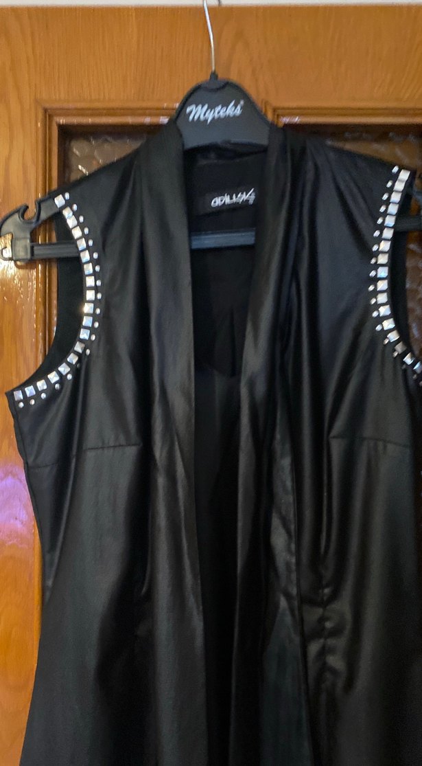 Siyah Parlak Nakışlı taşlı Kolsuz Uzun Elbise
ADİL IŞIK TAN - Görsel 4