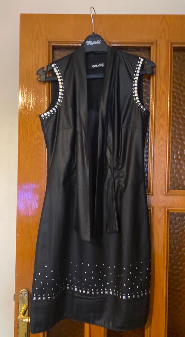 Siyah Parlak Nakışlı taşlı Kolsuz Uzun Elbise
ADİL IŞIK TAN - Görsel 3