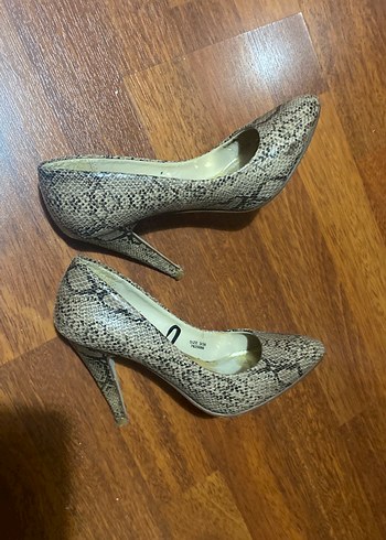 Kahverengi Yılan Desenli ince Topuklu Stiletto
36 numara - Görsel 3