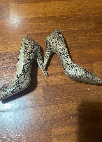 Kahverengi Yılan Desenli ince Topuklu Stiletto
36 numara - Görsel 7