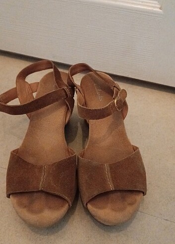38,5 Beden camel Renk #Clarks #süet #sandalet #ayakkabı#38.5#39#dolgu topuk