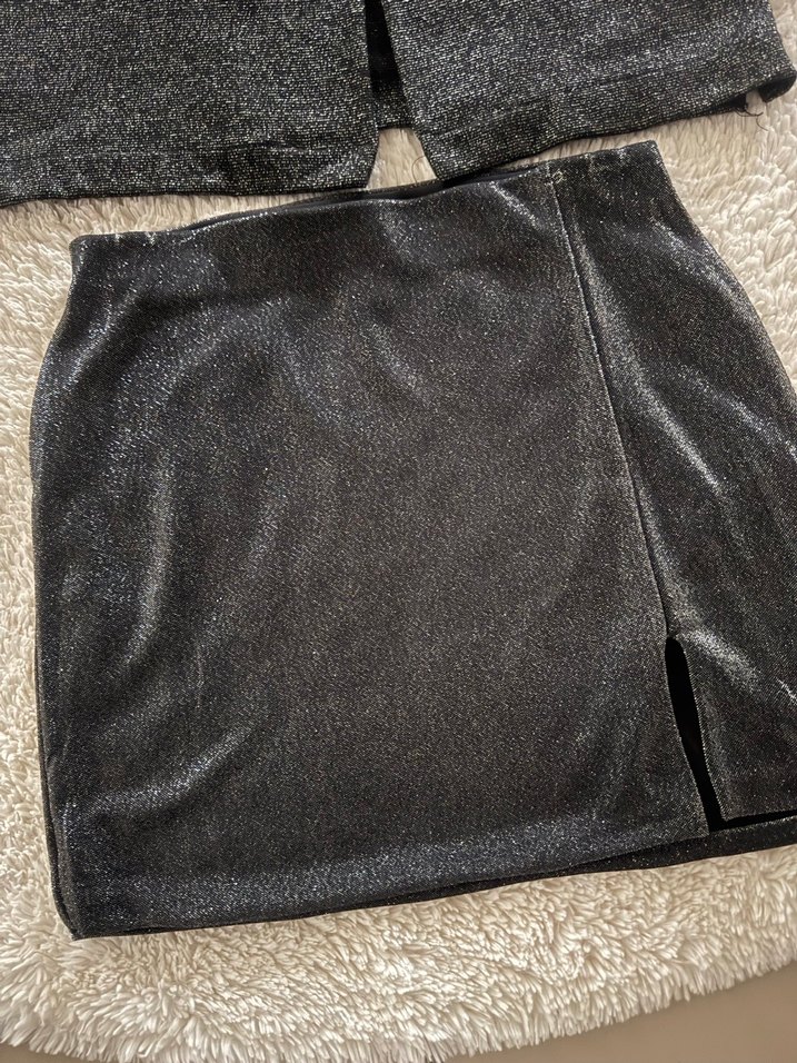 Siyah Kolsuz Kısa Yelek ve Mini Etek Takım - Görsel 2