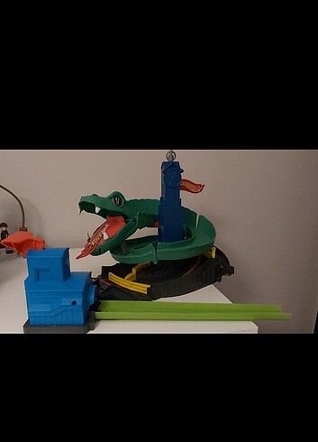 Hot Wheels Yılan Geçidi Oyun Seti