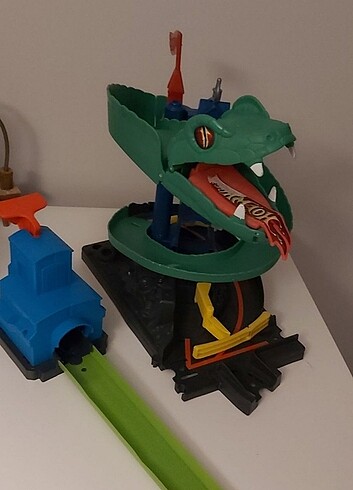 Beden Renk Hot Wheels Yılan Geçidi Oyun Seti