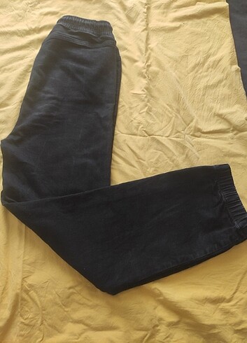 Erkek cocuk pantalonu paçası lastiklidir.Az kulkanıldı temiz kot