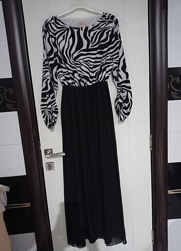 42 Beden siyah Renk Zebra Desenli Tesettür Abiye-Elbise