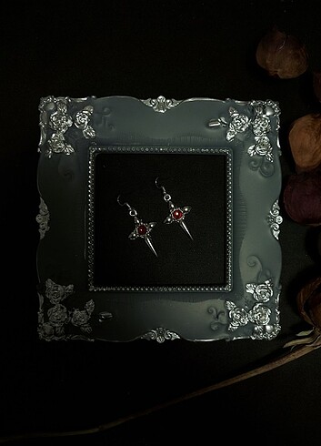Kırmızı Taşlı Gotik Tasarım Küpe