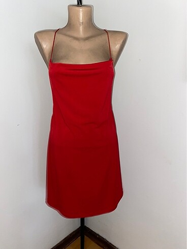 Zara Kırmızı sırt dekolteli elbise