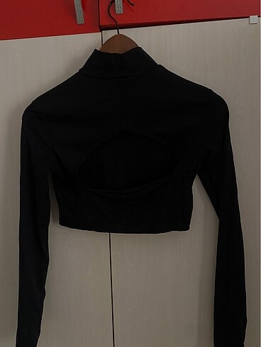 Bershka sırt dekolteli crop