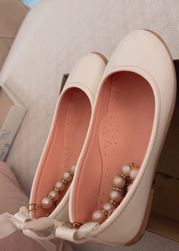 Kız Çocukları İçin Beyaz Fiyonklu Babet - Görsel 3