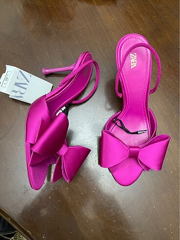 Zara Zara fiyonklu saten topuklu sandalet
