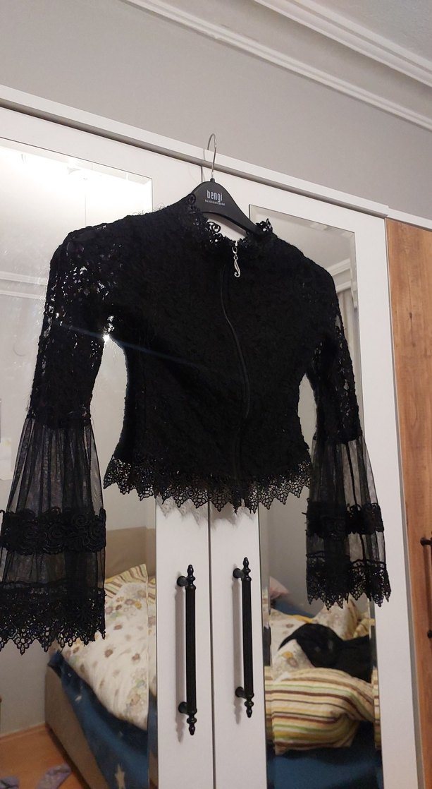 Dantel Detaylı Siyah Gotik Bluz - Görsel 3