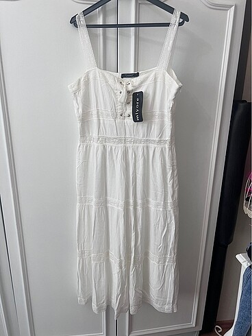 Etiketli beyaz elbise