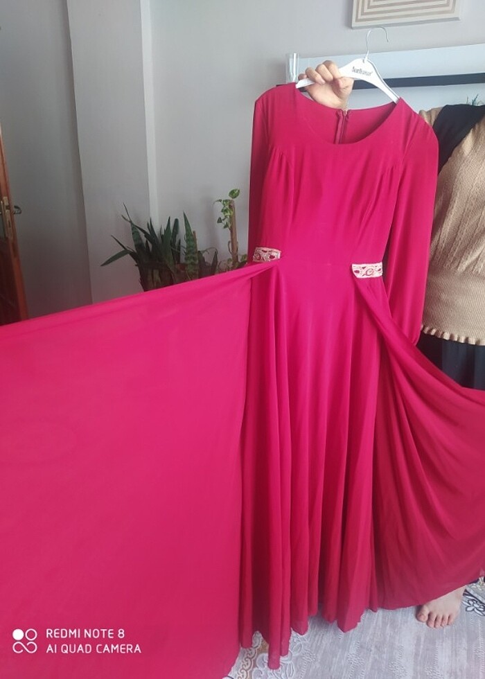 Kırmızı kuyruklu pelerinli şifon abiye  - Görsel 3