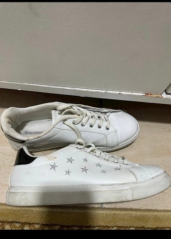 Gri Yıldız Desenli Beyaz Stiletto Topuklu Kadın Spor Ayakkabı
