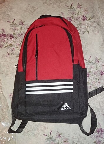  Beden Siyah kırmızı çizgili Adidas sırt çantası 