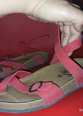Kırmızı sandalet