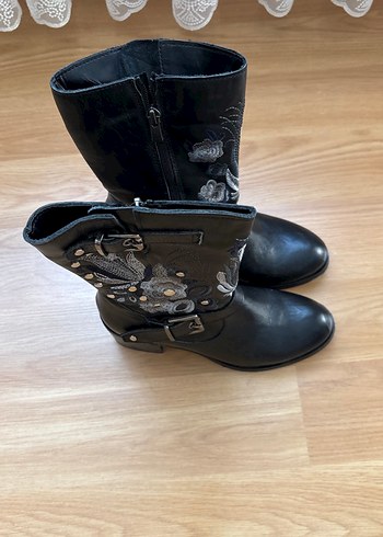 Elle Tokalı Siyah Gotik Kadın Botu