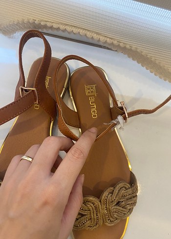 37 Beden Tokalı Kahverengi Dolgu Topuklu Kadın Sandalet