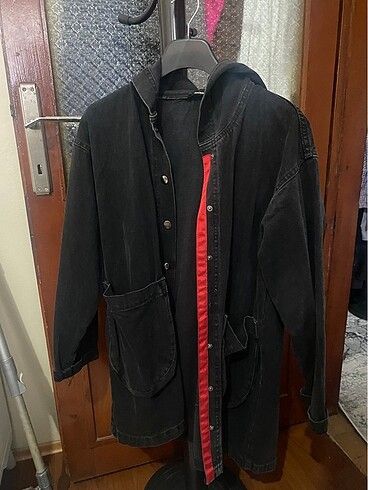 Siyah kapşonlu cepli kot ceket
