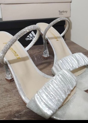 Beyaz Parlak Stiletto Topuklu Abiye Ayakkabı